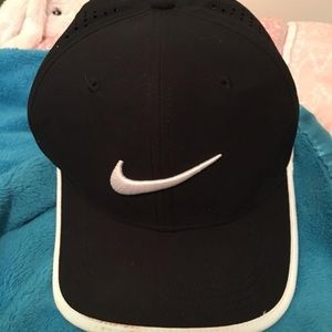 Black and white Women’s Nike dri-fit cap hat
